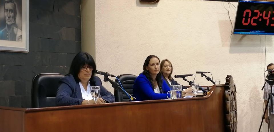 UNA MESA INTEGRADA NETAMENTE POR MUJERES
