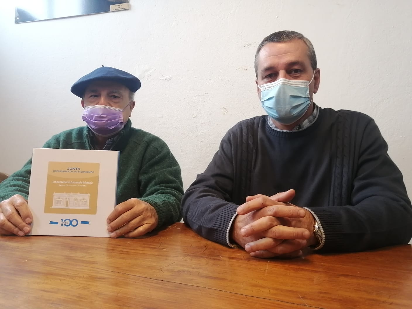 Presidente de Junta realizó donativo del libro del centenario del organismo para bibliotecas públicas