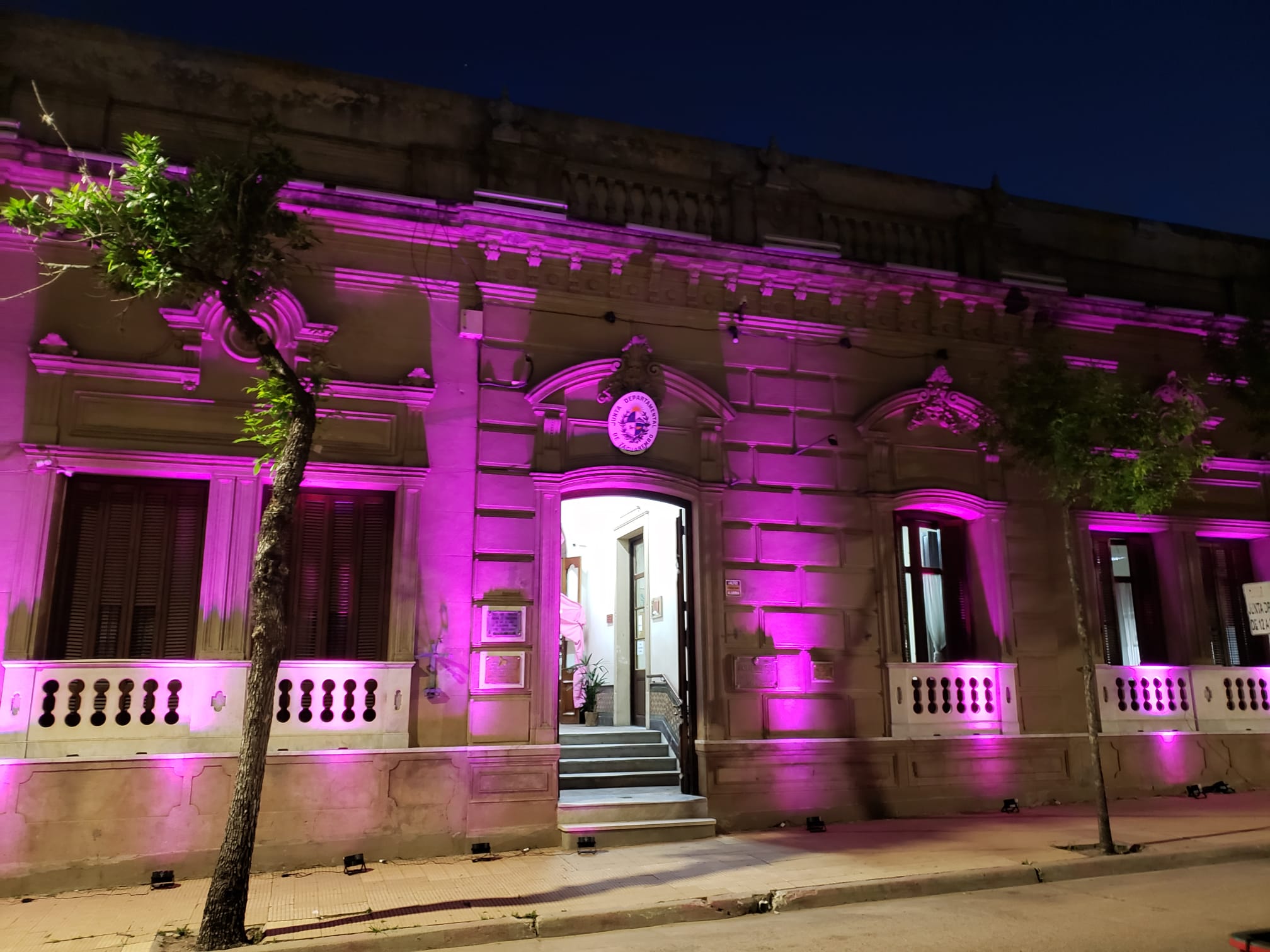 De rosado: la fachada de la Junta Departamental