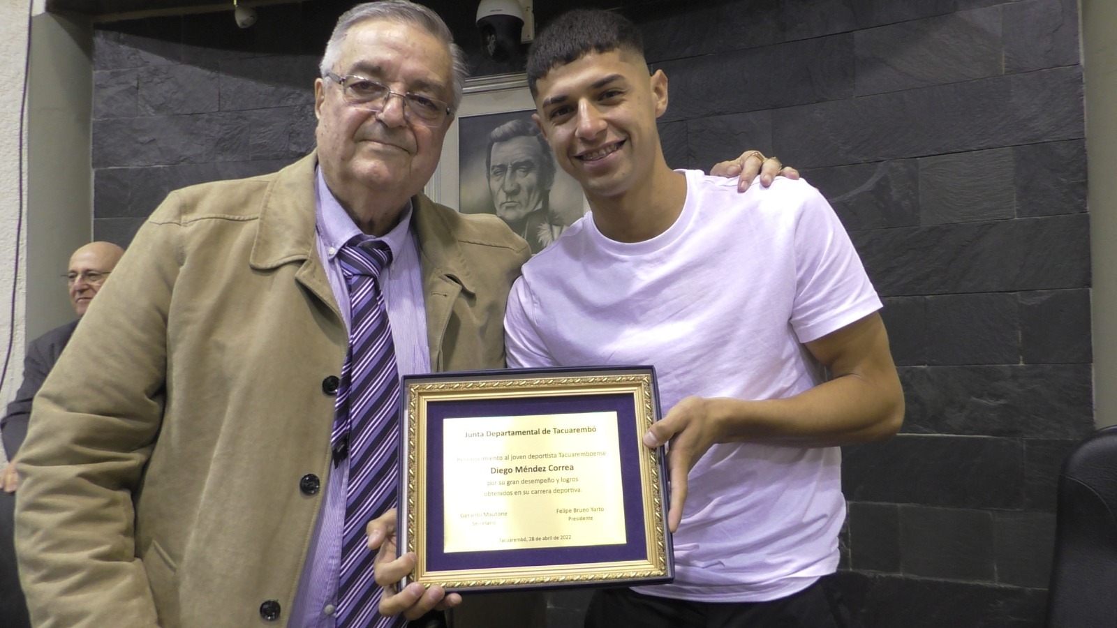 Junta homenajeó a un tacuaremboense campeón de América